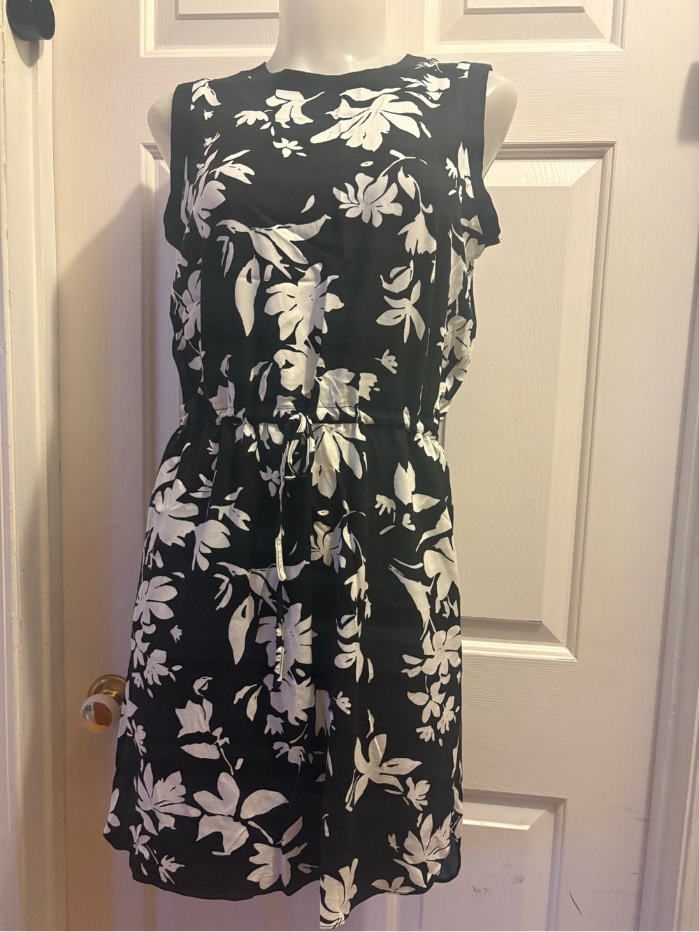 Denver Hayes Black and White Floral Midi Dress, Sz M, drawstring plus pockets.
